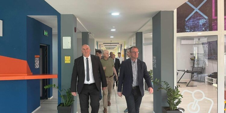 Kryetari i Gostivarit, e pret në takim Sokol Halitin  e Vitisë