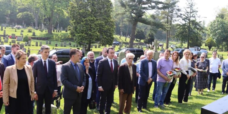 Kurti bëri homazhe te varret e vëllezërve Bytyqi