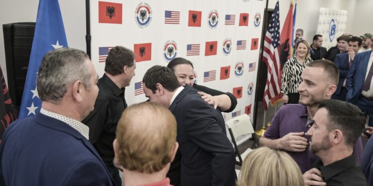 Ja si u prit Albin Kurti në Komunitetin Shqiptar në Dallas – Texas! (video)