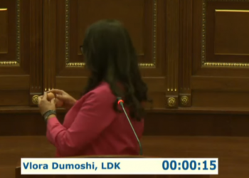 Vlora Dumoshi ja dhuron vezë Albulena Haxhiut