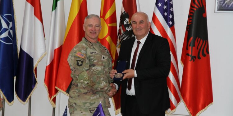 Gjenerali i KFOR-it, amerikan pranon dekorat nga Sokol Haliti