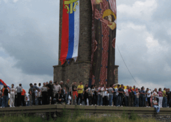 Qindra serbë mbërrijnë në Graçanicë