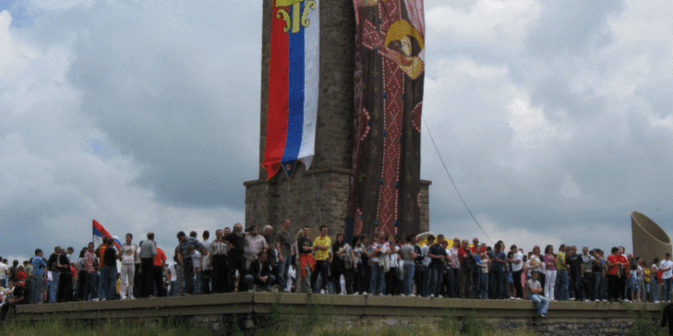 Qindra serbë mbërrijnë në Graçanicë
