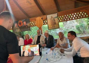 Kështu e prit baba i Hashim Thaçit, kryeministrin Edi Rama në Burojë (foto)