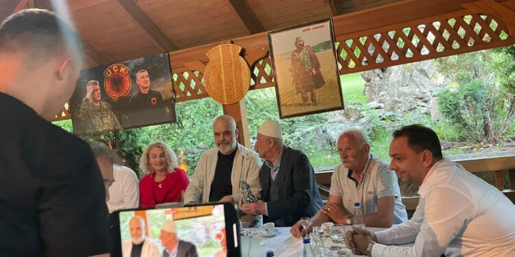 Kështu e prit baba i Hashim Thaçit, kryeministrin Edi Rama në Burojë (foto)