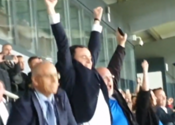 Ja si i feston Albin Kurti  golat e Kosovës (VIDEO)