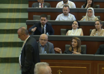 Kamishi ia ndal mikfrofonin Haxhi Avdylit, deputetët e bllokojnë sërish foltoren