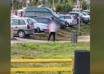 E tmerrshme, një burrë rrah me grushta një vajzë të vogël në Prishtinë (video)