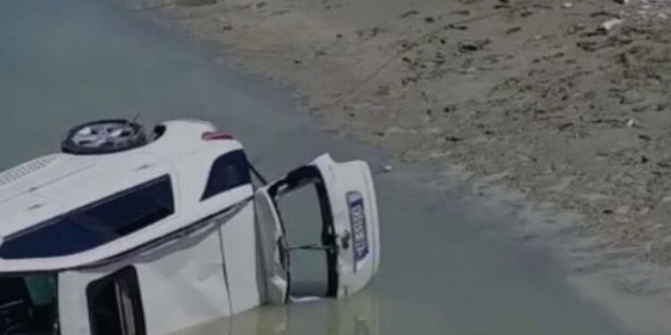 Vetura bie në lumë, vdes nëna shqiptare bashkë me djalin gjashtëvjeçar