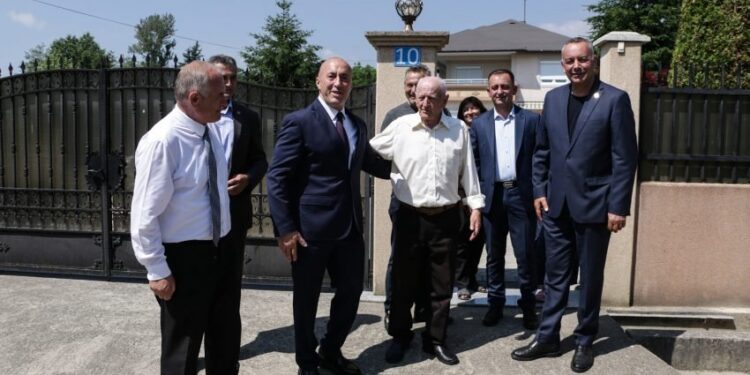 Ramush Haradinaj i shkon në konak Donika Gërvallës