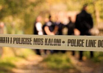 Gjakovari i kërcënon nënën, babain e motrën e vellain dhe tenton ti vrasë