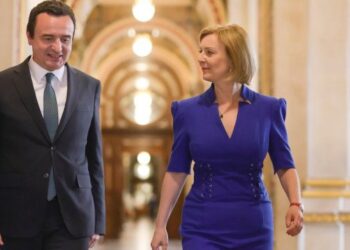 Kurti takohet me sekretaren britanike