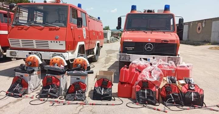 Komuna e Vitisë i furnizon zjarrfikësit me pajisje për fikjen e zjarreve