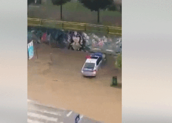 Veprim heroik i policit gjatë stuhisë  se djeshme, kështu e  ndihmon nënën dhe vajzën e saj të bllokuar në ujë (video)