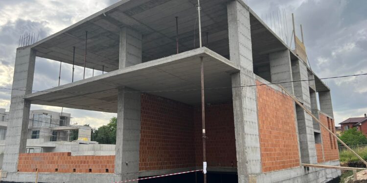Objekti me dy kate e podrum po ndërtohet pa leje në Çagllavicë (VIDEO)