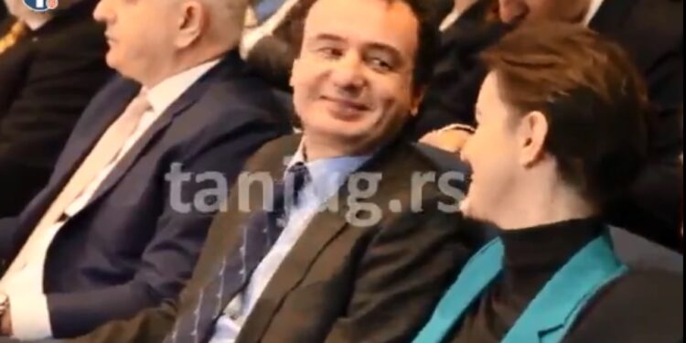 Dikur të buzëqeshur, por sot Albin Kurti e nervozon shumë Bernabiqin