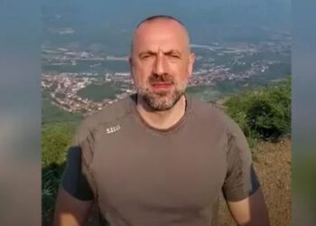 Krimineli serb Milan Radojqiq këcënon nga një kodër në Kosovë: “Rroftë Serbia”….. (video)