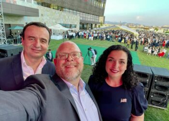 Hovenier i lumtur bënë “selfie” me Osmanin dhe Kurtin: Kishim festë madhështore