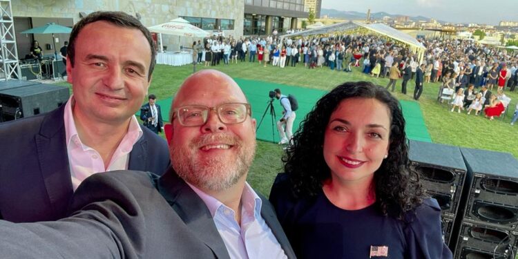 Hovenier i lumtur bënë “selfie” me Osmanin dhe Kurtin: Kishim festë madhështore