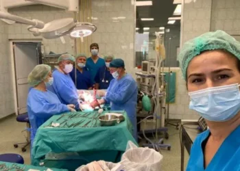 Mjekët e Pejës e kryen një operim të rrallë ja heqin një tumor 10 kg 39 vjeçarës
