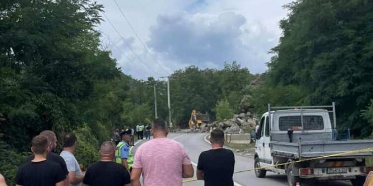 Bllokohet rruga Mitrovicë -Zveçan (FOTO)