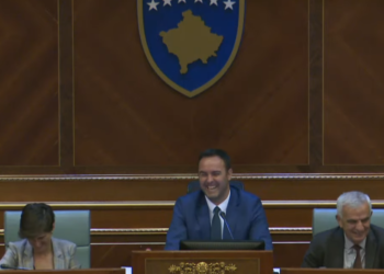 Glauk Konjufca i ka bërë deputetin të qeshin me lot teksa merrej me batutat e Hotin e LDK-së