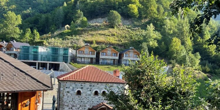 Super ofertë për vikend në Resortin Belle: Fjetje, mëngjes, darkë e pije për vetëm 35€ (video)