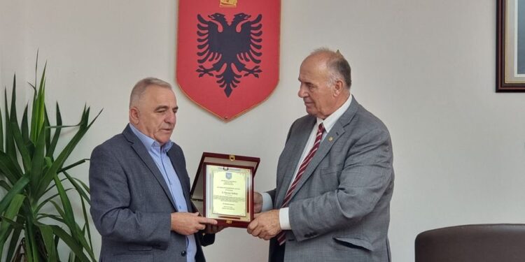 Atdhetari dhe humanisti shqiptar me banim në Teksas, Ramiz Tafilaj, shpallet qytetar nderi i Shqipërisë
