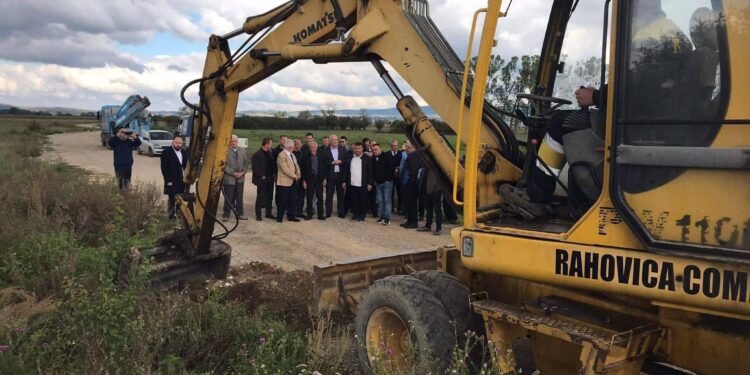 Fillojnë punimet në asfaltimin e rrugës Viti – Sllatinë