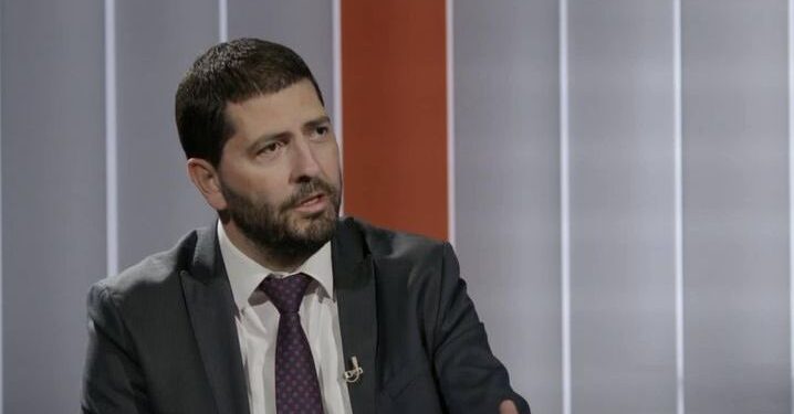 Avokati që po i zbardhë krimet e ushtirë serbe: Udha jonë në Pejë këtë herë të jetë dritë e dhimbjes së tij të vitit 1999