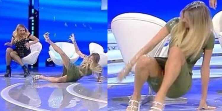 Gazetarja rrëzohet në emision (VIDEO)