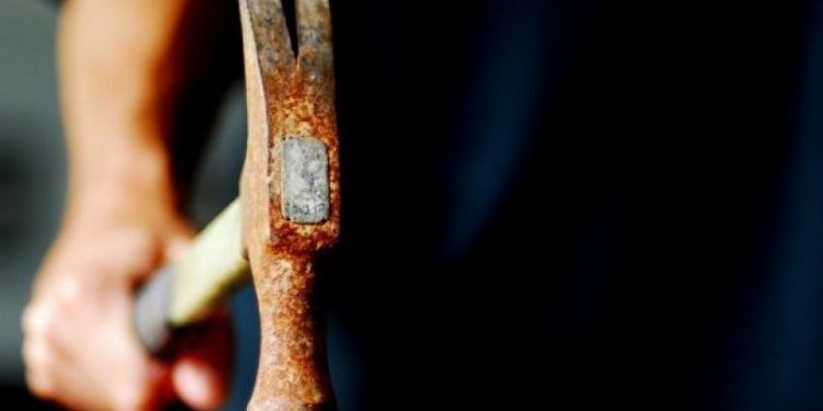 E rëndë 65-vjeçari vritet me çekiç në Mitrovicë