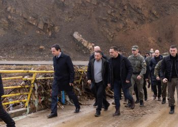 Albin Kurti e viziton Llaushën e Skenderajt pas katastofës