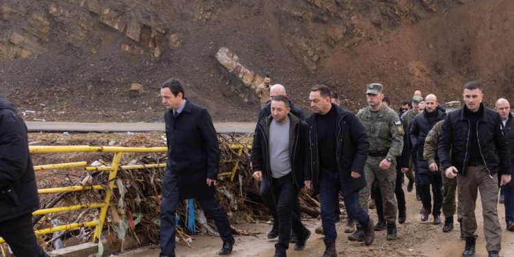 Albin Kurti e viziton Llaushën e Skenderajt pas katastofës