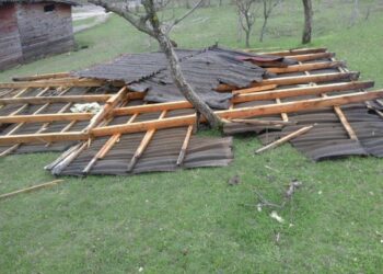 Erërat e forta e stuhit në Dukagjin shkaktojnë dëme të shumta