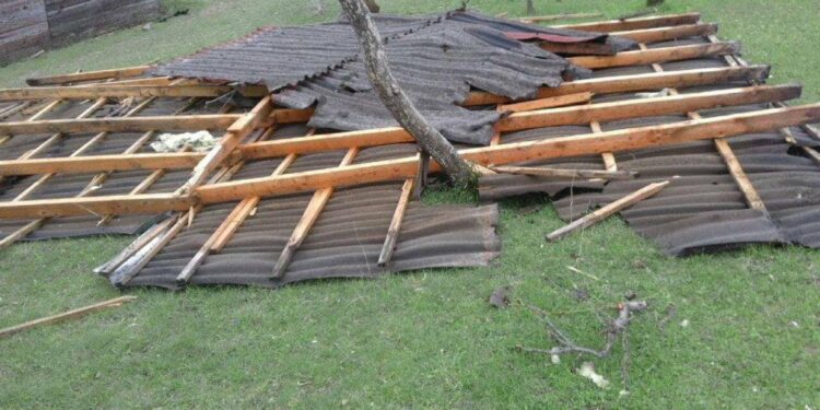 Erërat e forta e stuhit në Dukagjin shkaktojnë dëme të shumta