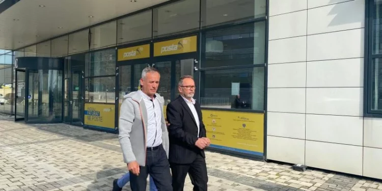 Drejtori i VV-së, në KEK, Nagip Krasniqi i prangosur del nga gjykata