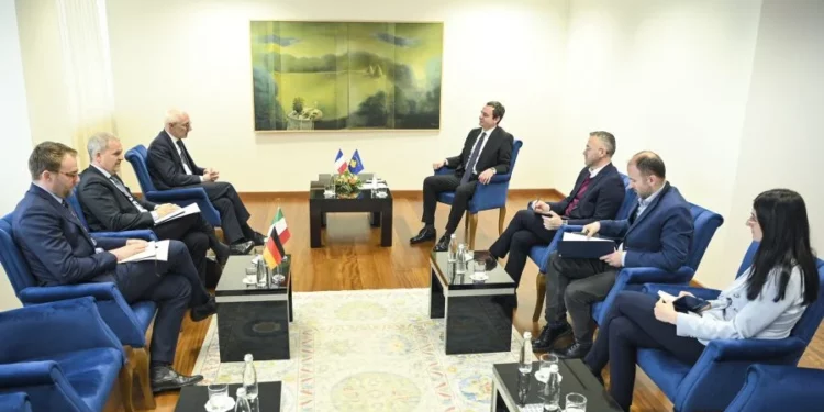 Kurti i takon diplomatët nga Franca, Italia dhe Gjermania, para takimit me Vuçiqin – reagon Serbija