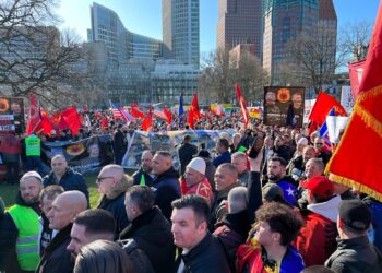 Shqiptarët ja zën derën me protesta Hagës, në mbështetje të ish-krerëve të UÇK-së
