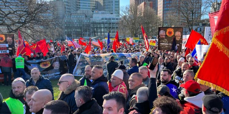 Shqiptarët ja zën derën me protesta Hagës, në mbështetje të ish-krerëve të UÇK-së