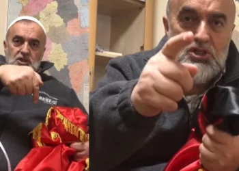 Boll Marre: Hoxha që u bë me Mercedes e përdhos flamurin kombëtarë për të cilin shqiptarët u kalbën burgjeve (video)