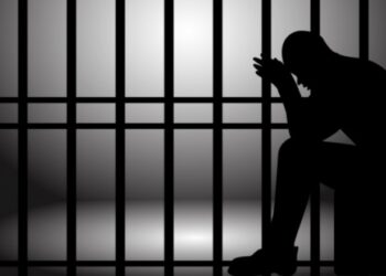 E gëlltit briskun i burgosuri dërgohet në spital (EMRI)