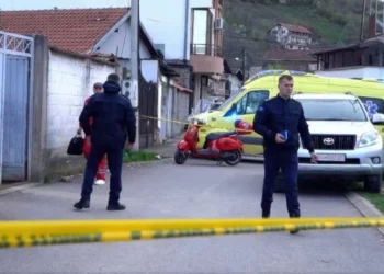 Detaje nga tragjedia në Pejë: Pasi e vrau nënën, me thikë i kishte sulmuar edhe babën e hallën
