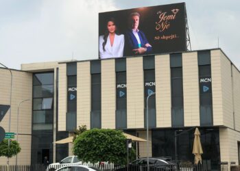 Milaim Zeka, e ‘pushton’ Shqipërinë, në  bilbordin gjigand të MCN-së, për show e ri televiziv