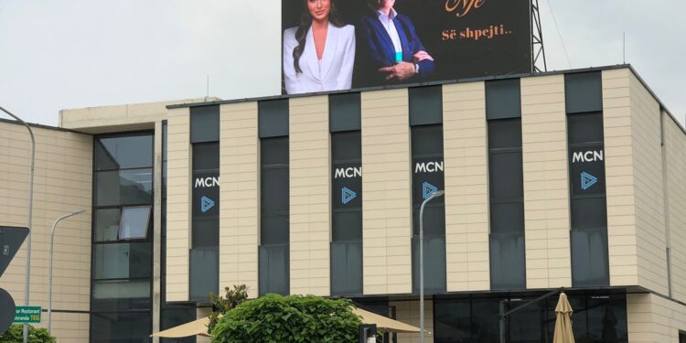 Milaim Zeka, e ‘pushton’ Shqipërinë, në bilbordin gjigand të MCN-së, për show e ri televiziv