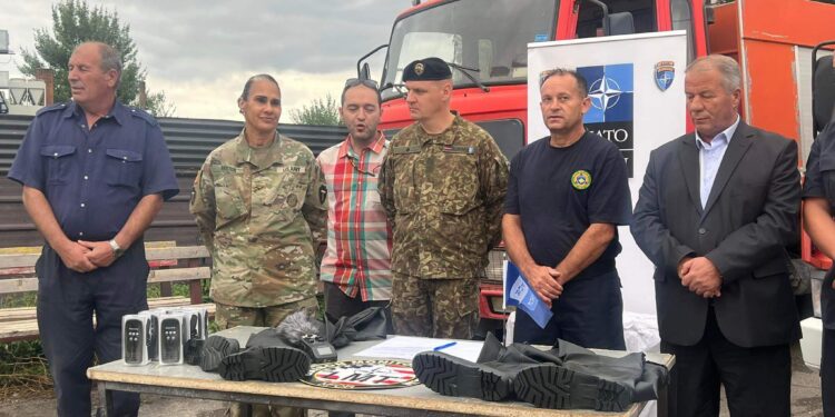 Nënkryetari, Hasan Aliu, e pranon donacionin e KFOR-it, për  Drejtorinë e Shëndetësisë dhe Zjarrfikësve në Viti