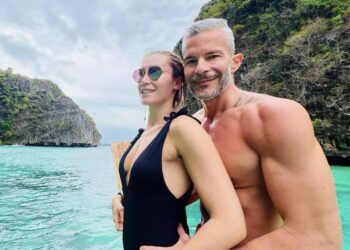 Deklarata shokuese e moderatores shqiptare për nënë dhe babën e burrit : Unë dua të rri lakuriq në shtëpi ….