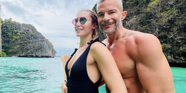 Deklarata shokuese e moderatores shqiptare për nënë dhe babën e burrit : Unë dua të rri lakuriq në shtëpi ….