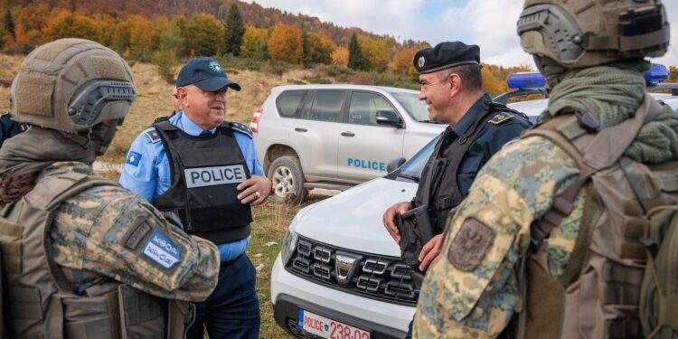 KFOR: Ardhja shtesë e ushtarëve britanikë dhe rumunë, do ta rrisë praninë në kufirin me Serbinë