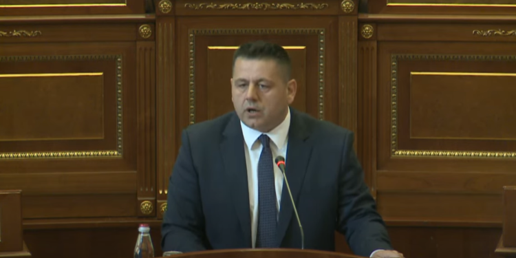 Bekë Berisha e godet Kurtin: Albin, po na e rrezikon shtetin, rritjau rrogën policisë e mos i rujë parët si në trap të kompirave